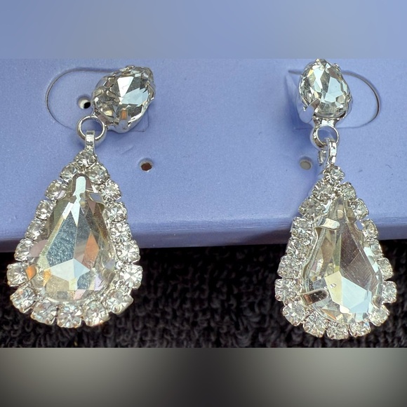 Claire's Silver Crystal Teardrop V-Neck Necklace and Earring Set - Picture 7 of 12